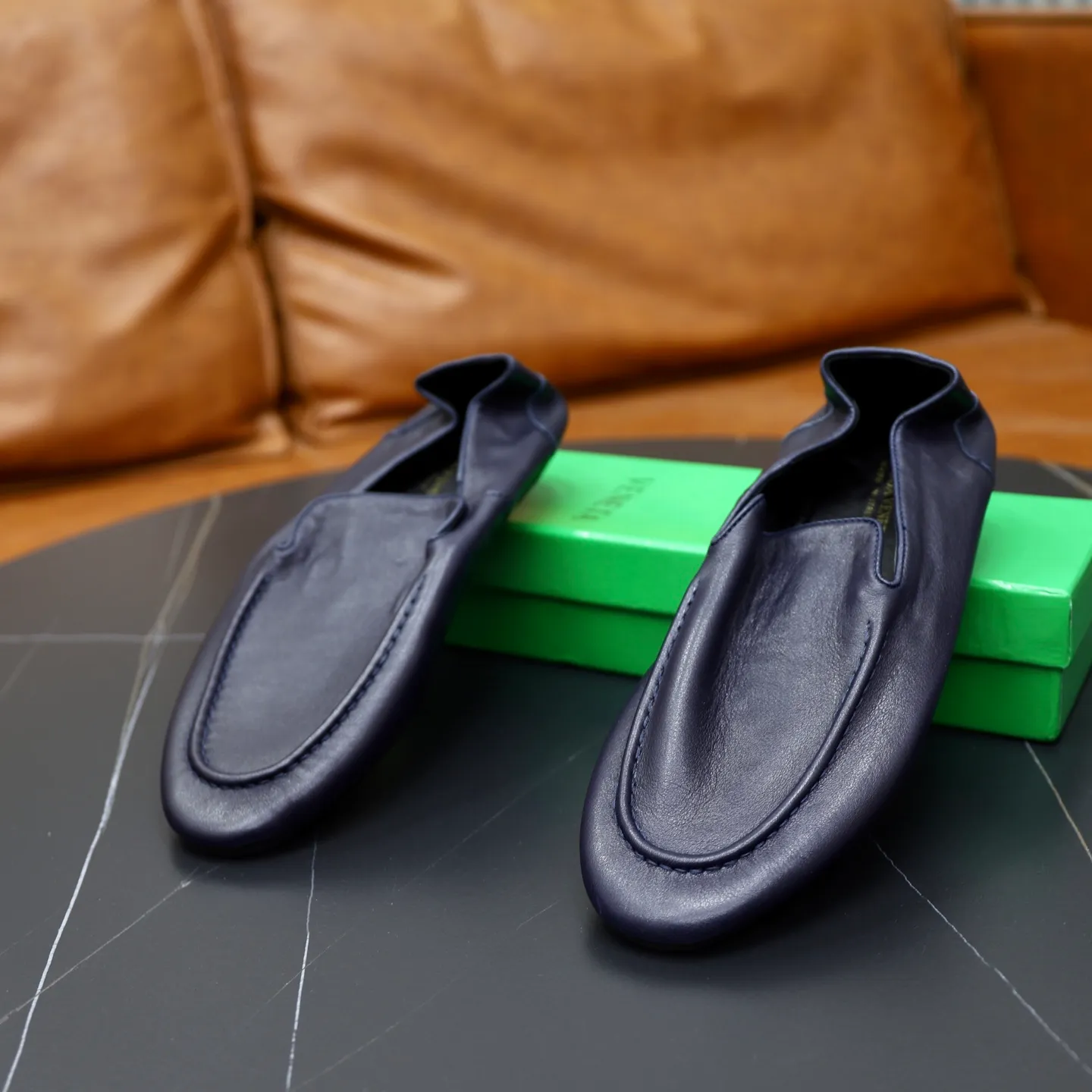 Ex-factory price: 462💰Calf lining【Bottega Veneta】BV classic men's wallet shoes. It is super convenient to carry when traveling. 👍It is made of imported soft calfskin, which is comfortable on the feet and has a luxurious cowhide lining inside. Original original rubber wear-resistant outsole. Matching code: 39-45